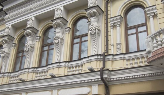 Доходный дом Маргариты Черновой, здание с кариатидами построено в 1899 г.