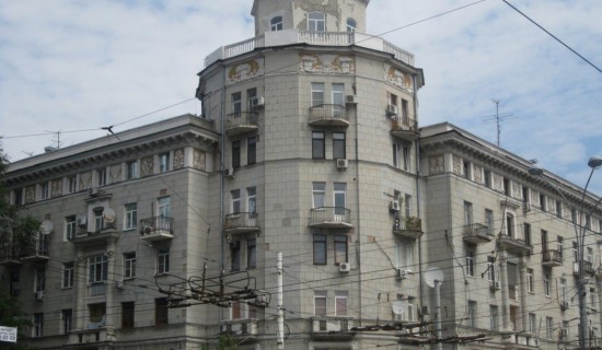 Сталинка с башней, здание напротив ЦУМа