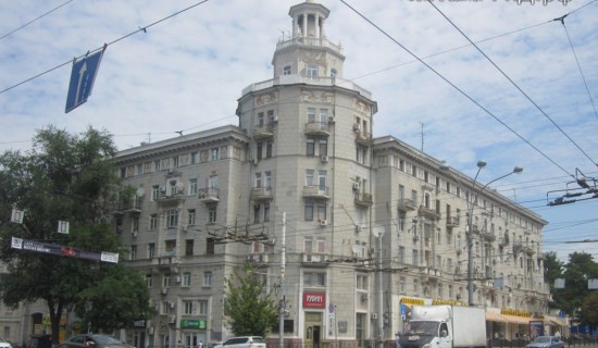 Сталинка с башней, здание напротив роствоского ЦУМа