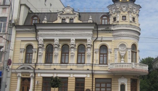 Доходный дом Маргариты Черновой, здание с кариатидами построено в 1899 г.